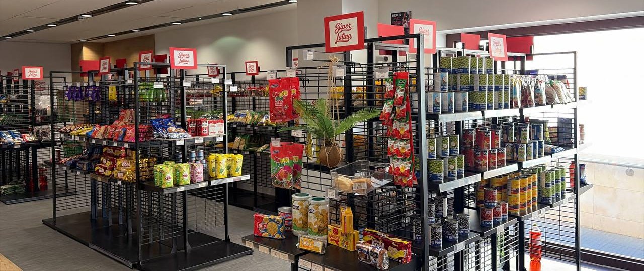 Interior de la tienda Super Latina en el Centro Comercial Utrillas, Zaragoza